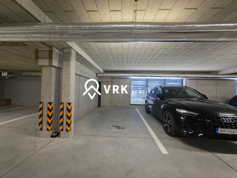 Tiefgarage mit Parkplatz und Auto in Košice in der Cédrová-Straße.