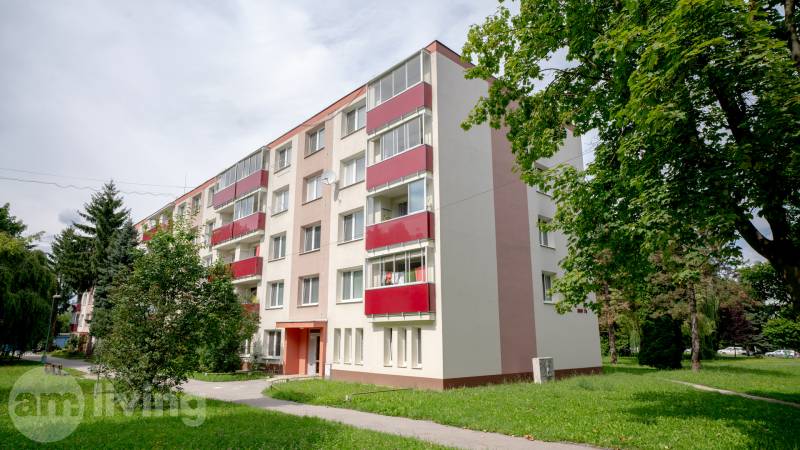 Wohngebäude mit roten Balkonen auf der Straße Sad duklianskych hrdinov in Nová Dubnica.