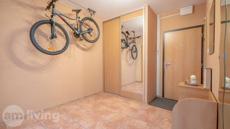 Im Flur der 3-Zimmer-Wohnung sind Fahrräder an der Wand aufgehängt und ein großer Schrank.