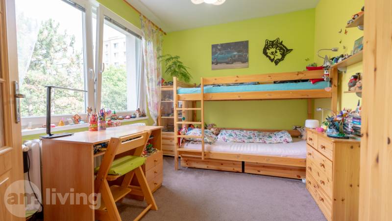 Kinderzimmer in einer 3-Zimmer-Wohnung mit hellen Möbeln und einem Etagenbett.