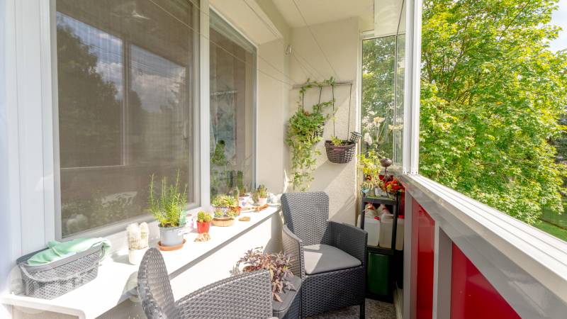 Ein eingerichteter Balkon mit Pflanzen in einer 3-Zimmer-Wohnung, ideal zum Entspannen und Gärtnern.