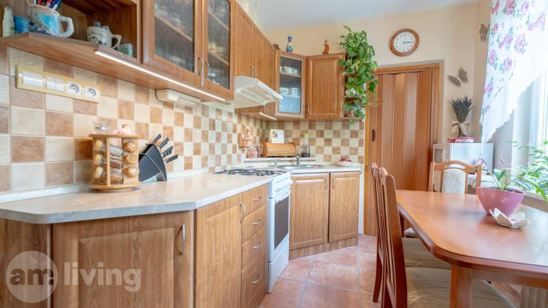 Küche in einer 3-Zimmer-Wohnung mit Einbauschränken und Esstisch.