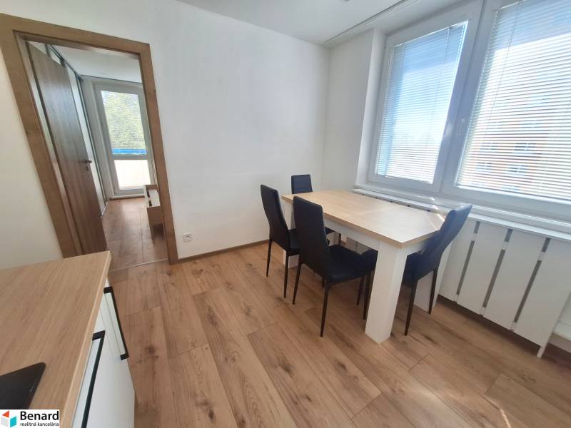 Essbereich mit Holztisch und Stühlen in einer 2-Zimmer-Wohnung.