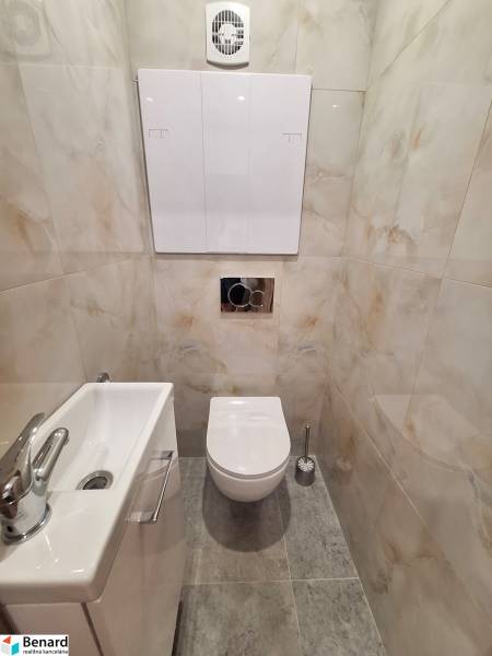 Badezimmer in einer 2-Zimmer-Wohnung mit Toilette und Waschbecken.