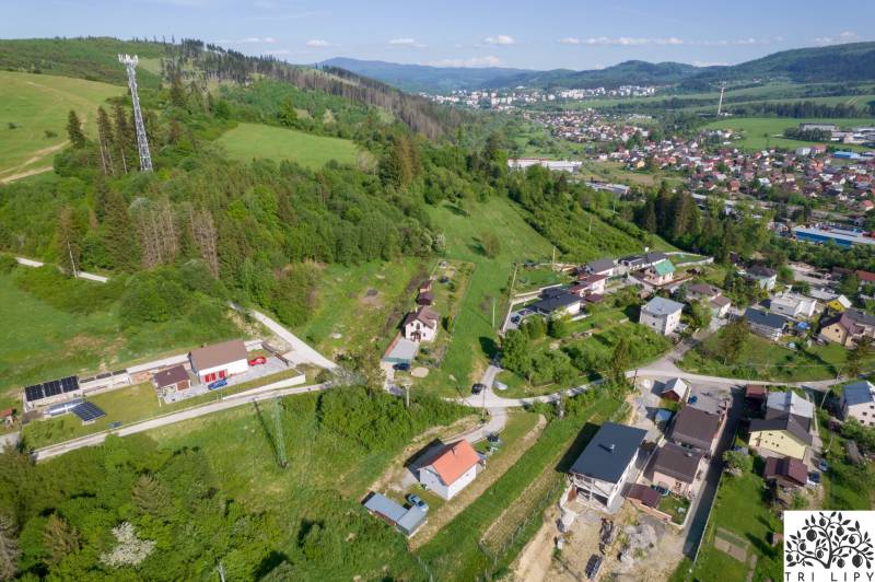 Ein Luftbild zeigt weitläufige Wohngebiete in der Gemeinde Raková.
