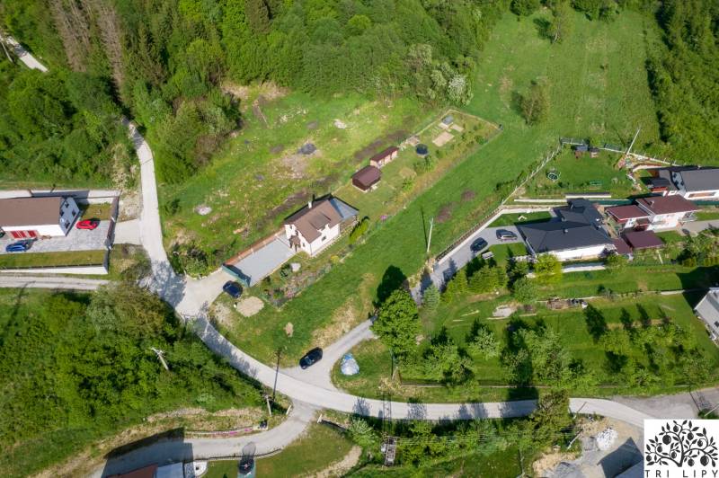 Luftaufnahme von Grundstücken - Wohnen in der Stadt Raková, umgeben von Grünflächen und Straßen.