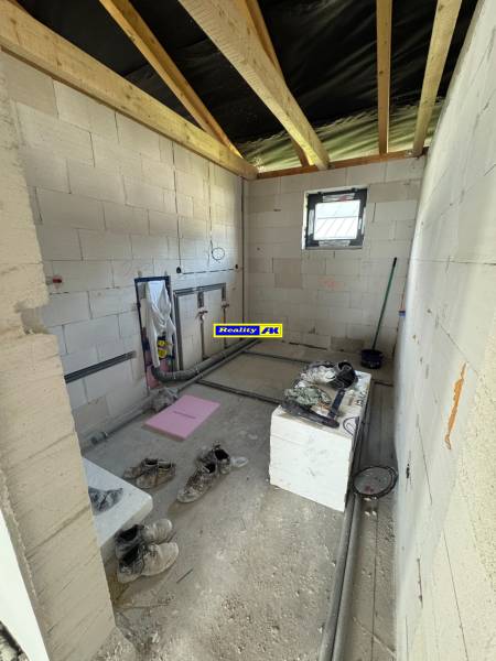 Ein Bauzimmer in einem Einfamilienhaus mit unvollendeter Innenausstattung.