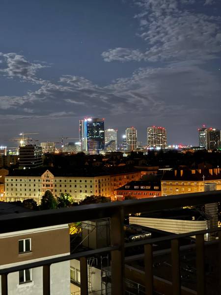 Nächtlicher Panoramablick auf das Zentrum von Bratislava vom Balkon einer 2-Zimmer-Wohnung.