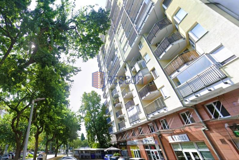 Wohnhaus mit Balkonen in der Jégého-Straße, Bratislava - Ružinov, umgeben von Grünflächen.