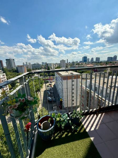 Blick auf die Stadtsilhouette vom Balkon einer 2-Zimmer-Wohnung in der Jégého-Straße in Ružinov.