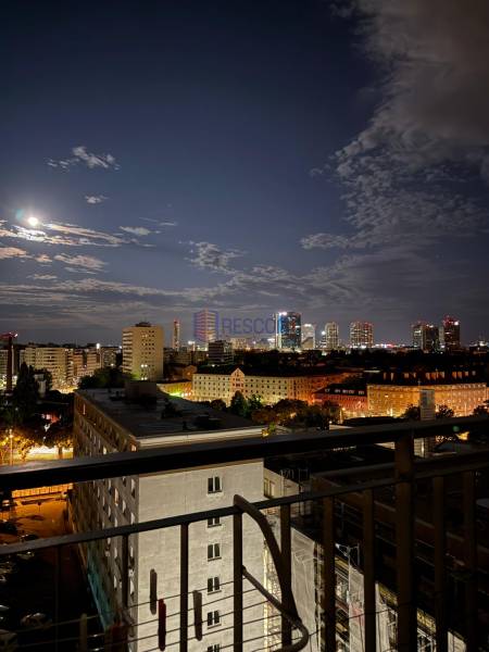 Nachtpanorama von einer 2-Zimmer-Wohnung in der Jégého-Straße zeigt das beleuchtete Bratislava - Ružinov.