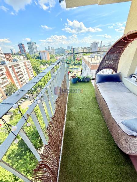 Balkon einer 2-Zimmer-Wohnung mit Blick auf die Skyline von Bratislava in der Jégého-Straße.