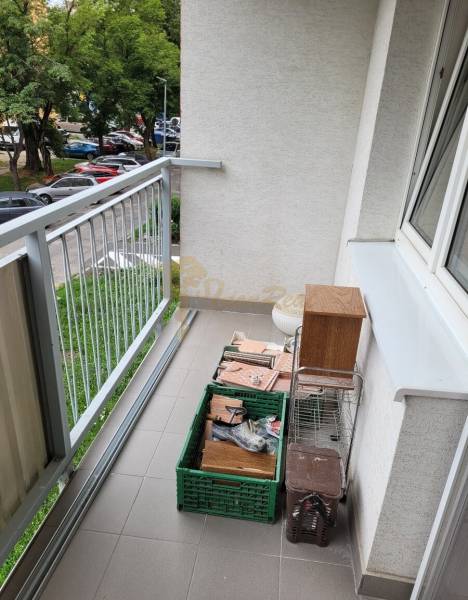 Balkon einer 3-Zimmer-Wohnung mit Blick auf den Parkplatz und die Straße Mesačná in Bratislava - Ružinov.