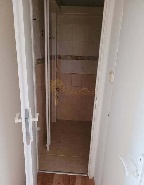 Badezimmer mit Fliesen in einer 3-Zimmer-Wohnung.