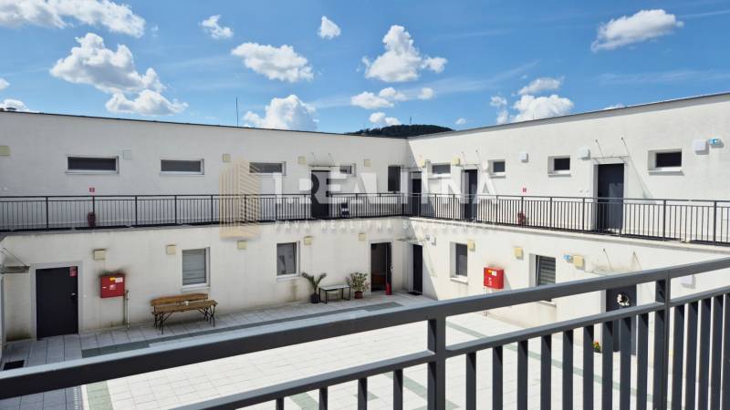 Wohnkomplex mit gemeinsamem Hof in der Tulska-Straße in Zvolen, 4-Zimmer-Wohnung.