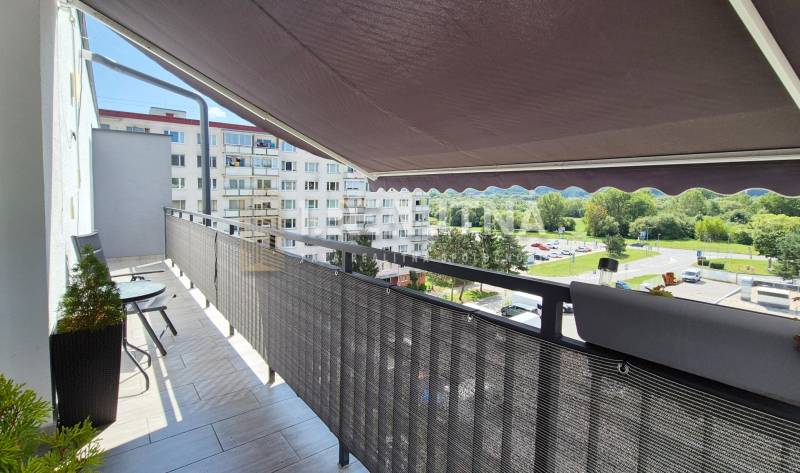 Balkon in einer 4-Zimmer-Wohnung mit Blick auf die Umgebung der Tulská-Straße, Zvolen.