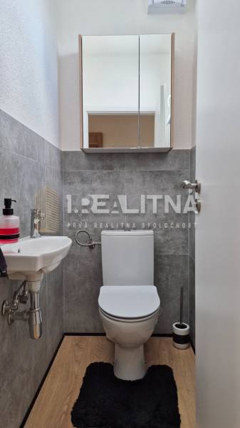 Badezimmer mit Spiegelschrank und Waschbecken in einer 4-Zimmer-Wohnung.