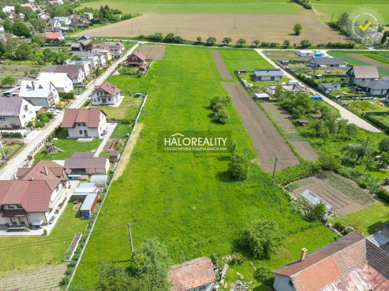Luftaufnahme von Grundstücken - Wohnen in Udiča, umgeben von Einfamilienhäusern und Gärten.