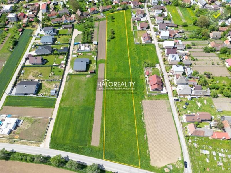 Luftaufnahme von Baugrundstücken in Udiča, umgeben von Häusern und Grünflächen.