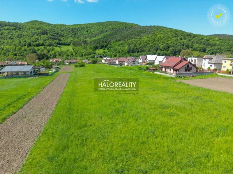 Grundstücke - Wohnen in Udiča mit grünen Wiesen und ländlichen Häusern in der Nähe des Waldes.
