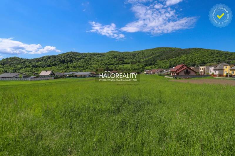 Grünflächen und Panorama in Udiča, Grundstücke - Wohnen mit Häusern und bewaldeten Hügeln im Hintergrund.