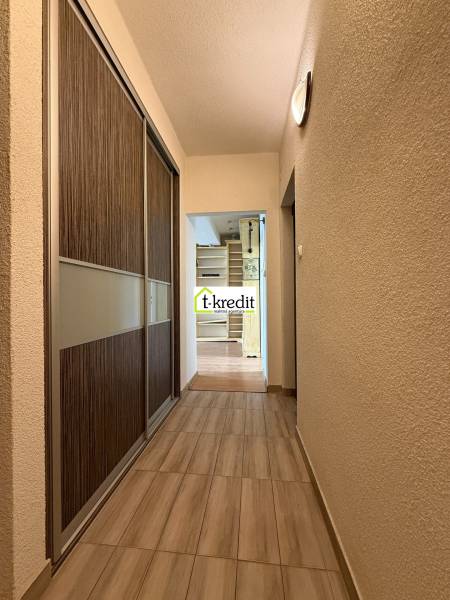 Flur mit Holzboden und Einbauschrank in einer 2-Zimmer-Wohnung.