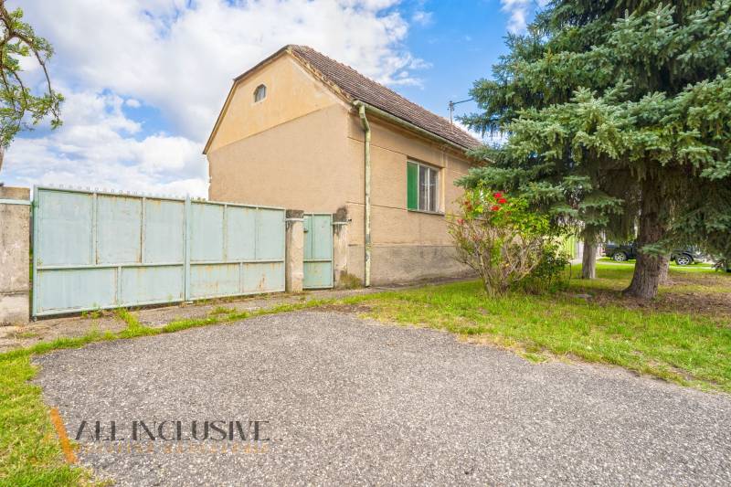 Haus mit Garten im Dorf Báč, bestimmt zum Wohnen.