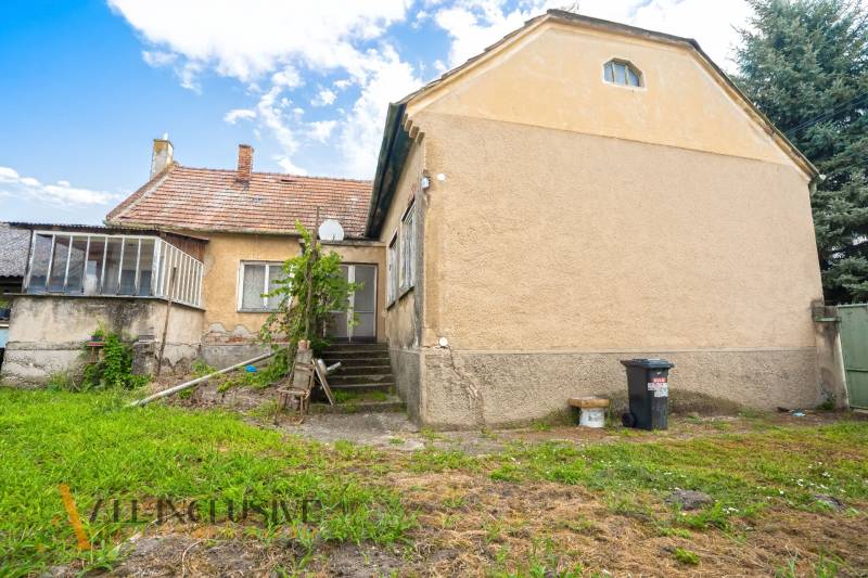 Einfamilienhaus in Báč, in der Kategorie Grundstücke - Wohnen.