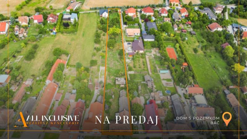 Luftaufnahme von Wohnbaugrundstücken in Báč mit umliegenden Häusern.