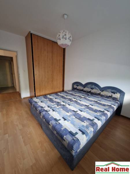 Schlafzimmer mit Einbauschrank und Doppelbett in einer 2-Zimmer-Wohnung.