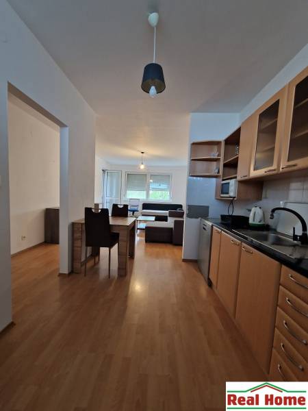 Küche und Essbereich in einer 2-Zimmer-Wohnung mit Holzboden und weißen Wänden.
