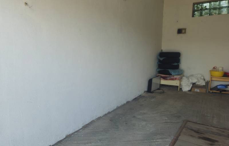 Weiße Wände in der Garage, gelagerte Reifen, verschiedene Gegenstände.