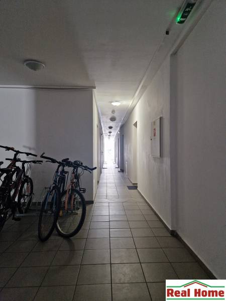 Der Flur mit Fahrrädern im Gebäude in der Tehelna-Straße in Pezinok.