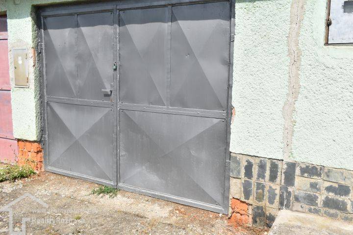 Graues Metalltor an der Garage in der Letná-Straße in Rožňava.