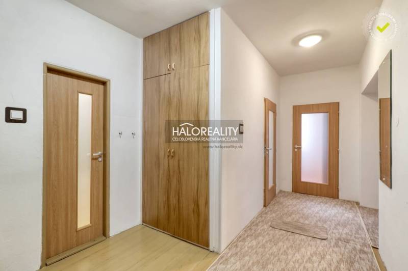 Innenraum einer 3-Zimmer-Wohnung mit Holztüren und Einbauschränken.