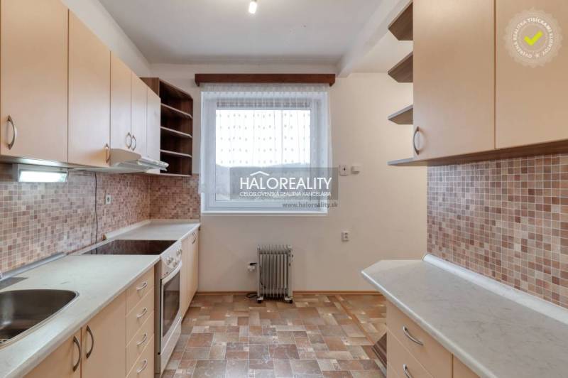Küche in einer 3-Zimmer-Wohnung mit Fenster, Küchenzeile und Keramikfliesen.