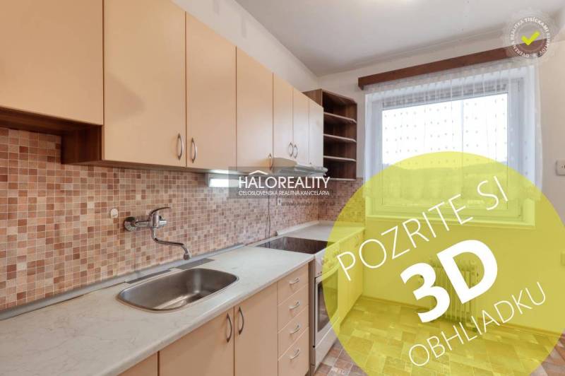 Küche einer 3-Zimmer-Wohnung mit leichten Möbeln und Mosaikfliesen.