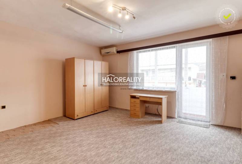 Ein helles Zimmer in einer 3-Zimmer-Wohnung mit Holzmöbeln und einem großen Fenster.