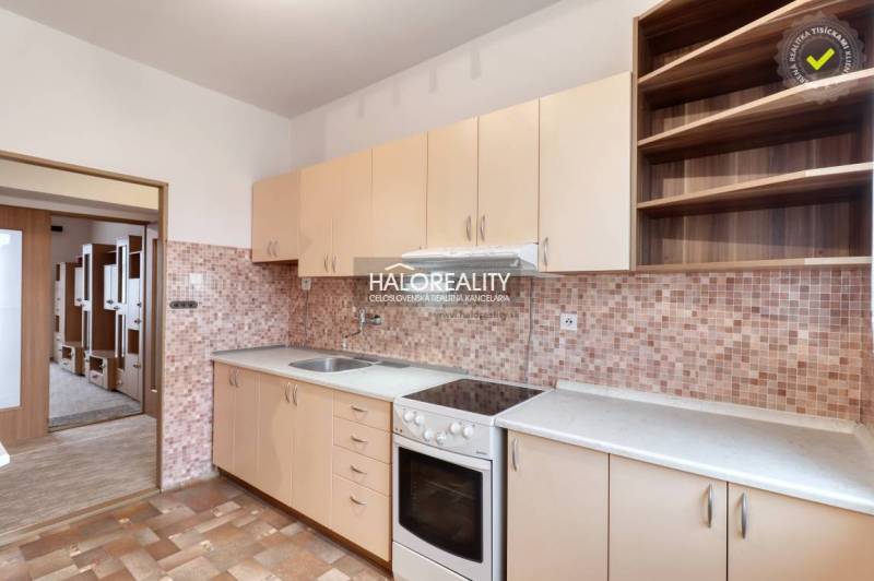 Küche in einer 3-Zimmer-Wohnung mit Küchenzeile, Kochfeld und Stauraum.