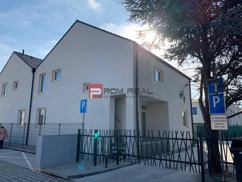 Weißes Einfamilienhaus in der Pekná-Straße in Ivanka pri Dunaji, mit Parkplatz für die Bewohner.