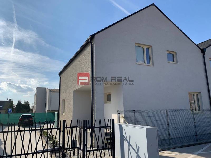 Exteriér einer 3-Zimmer-Wohnung in der Pekná-Straße in Ivanka pri Dunaji mit Parkplatz.