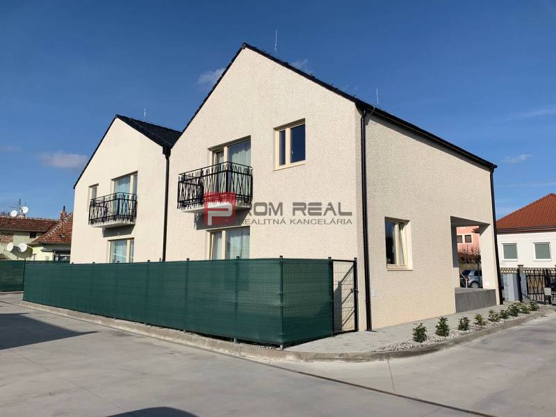 Einfamilienhaus mit Balkonen in der Pekná-Straße in Ivanka pri Dunaji, 3-Zimmer-Wohnung.
