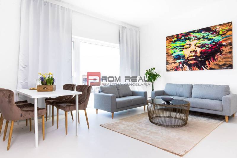 Helles Wohnzimmer in einer 3-Zimmer-Wohnung mit Sofa, Esstisch und abstrakter Kunst.