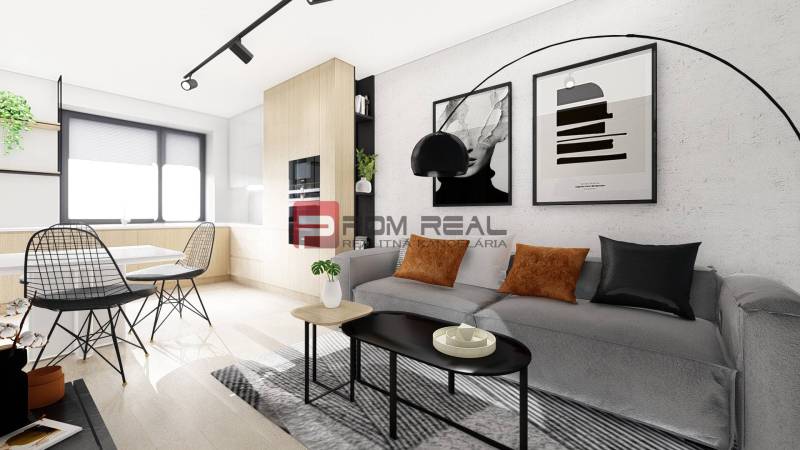 Innenraum einer 2-Zimmer-Wohnung mit Sofa, Stühlen, Tisch und Dekorationen.
