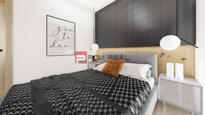 Schlafzimmer in einer 2-Zimmer-Wohnung mit schwarz-weißen Elementen und Wanddekoration.