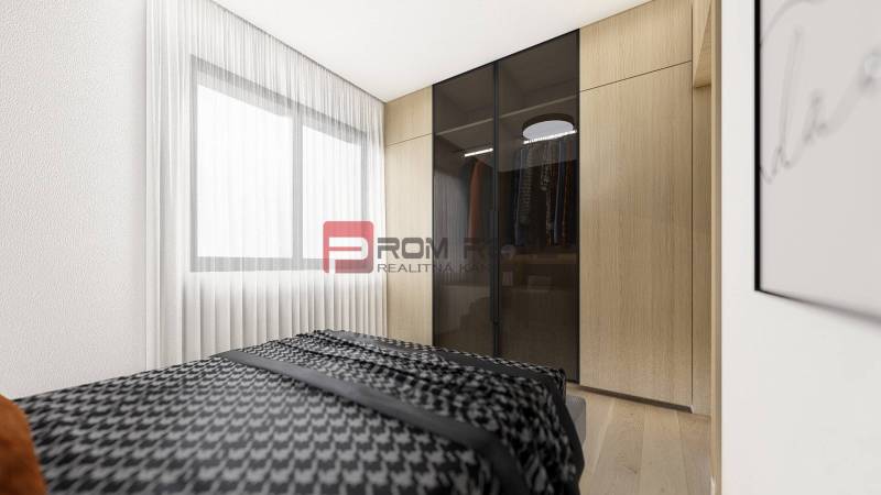 Schlafzimmer in einer 2-Zimmer-Wohnung mit einem Schrank und einem großen Fenster, helle Vorhänge.