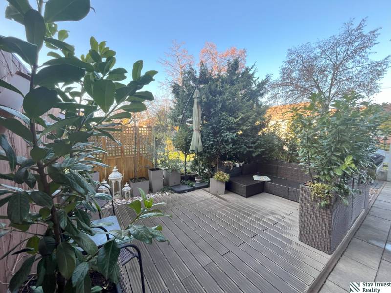 Terrasse einer 2-Zimmer-Wohnung in Bratislava - Ružinov mit Grünflächen und Gartenmöbeln.