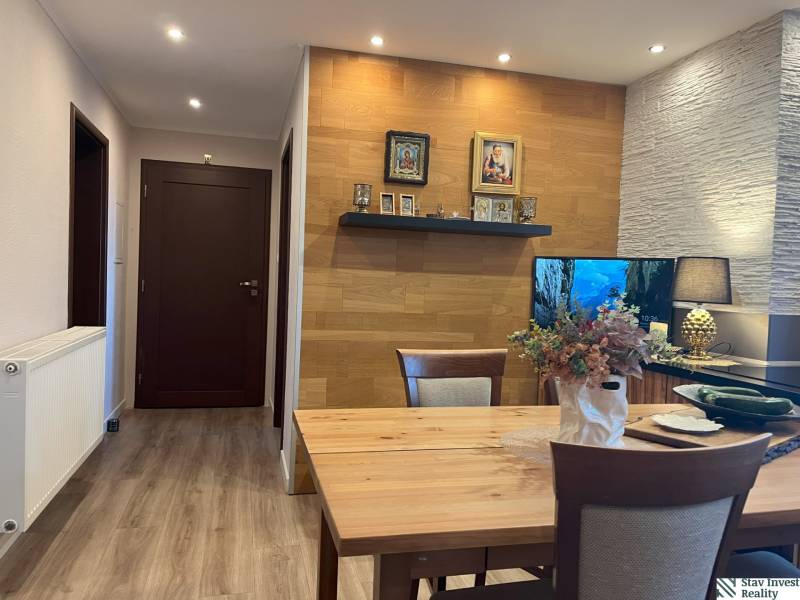 Essbereich mit Holztisch und Dekorationen in einer 2-Zimmer-Wohnung.