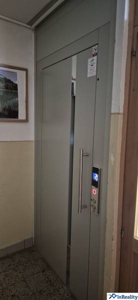 Eingang zum Aufzug in einer 3-Zimmer-Wohnung, mit Details des Bedienfelds.