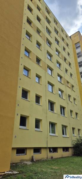 Gelbes Plattenbau in Banská Bystrica in der Moskauer Straße bei einer 3-Zimmer-Wohnung.